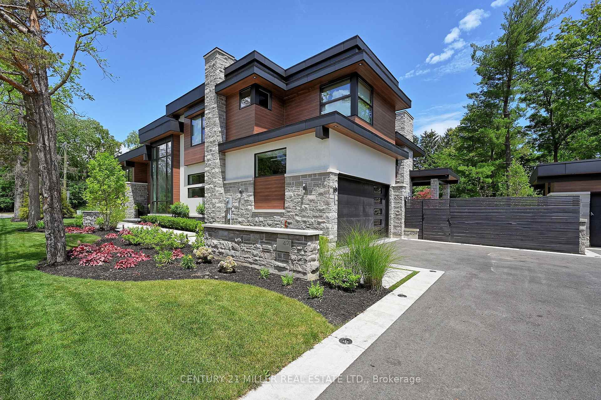 Property Photo: 421 Chartwell Rd ON L6J 4A4