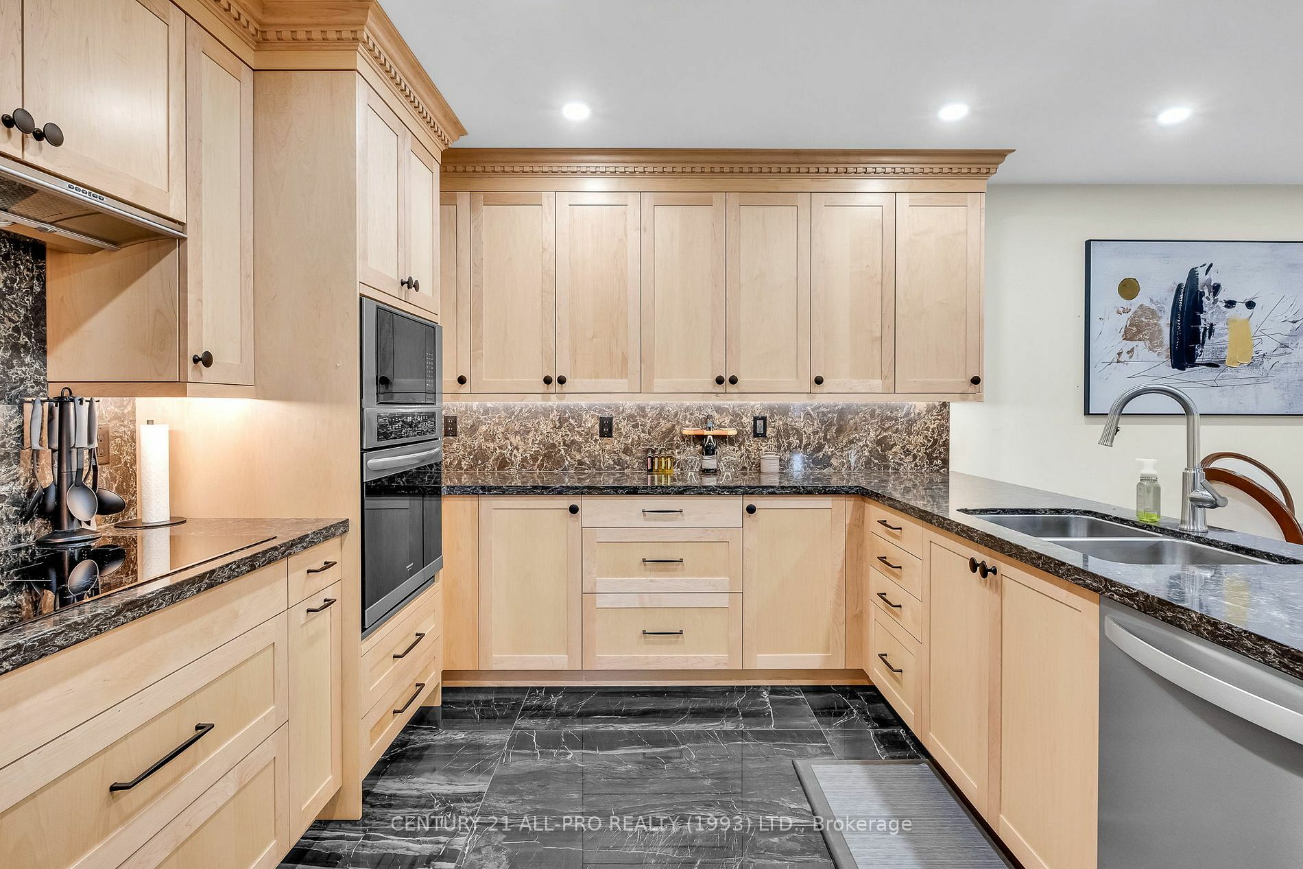 Property Photo:  245 Elgin St W 411  ON K9A 5M1 