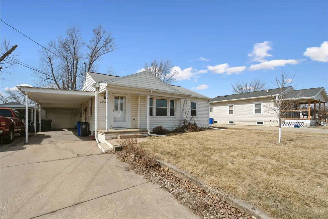 Property Photo:  2600 Fruitland Boulevard SW  IA 52404 