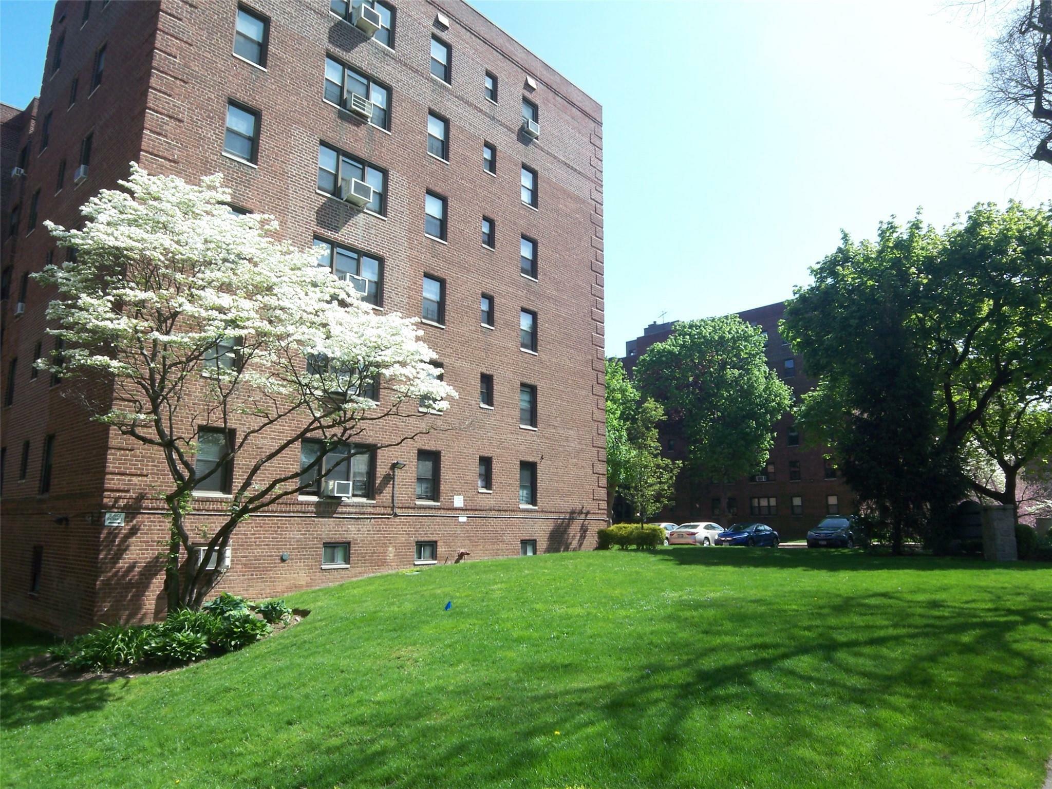 Property Photo:  485 E Lincoln Avenue 519  NY 10552 