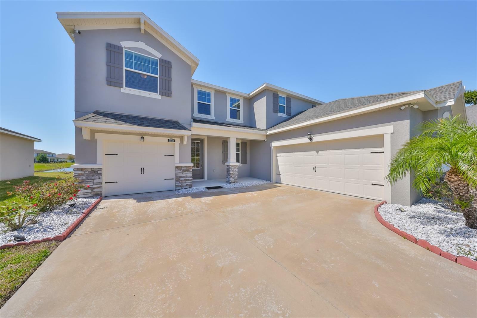 Property Photo:  10708 Planer Picket Drive  FL 33569 