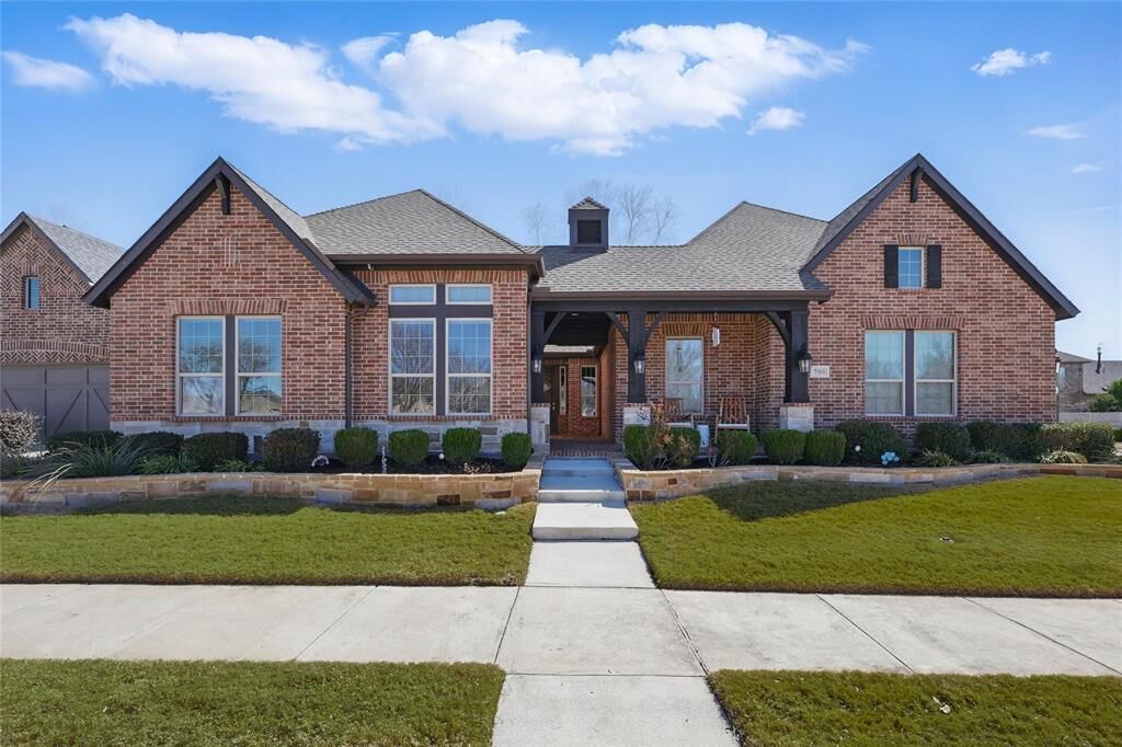 Property Photo: 700 Sunflower Avenue TX 76226