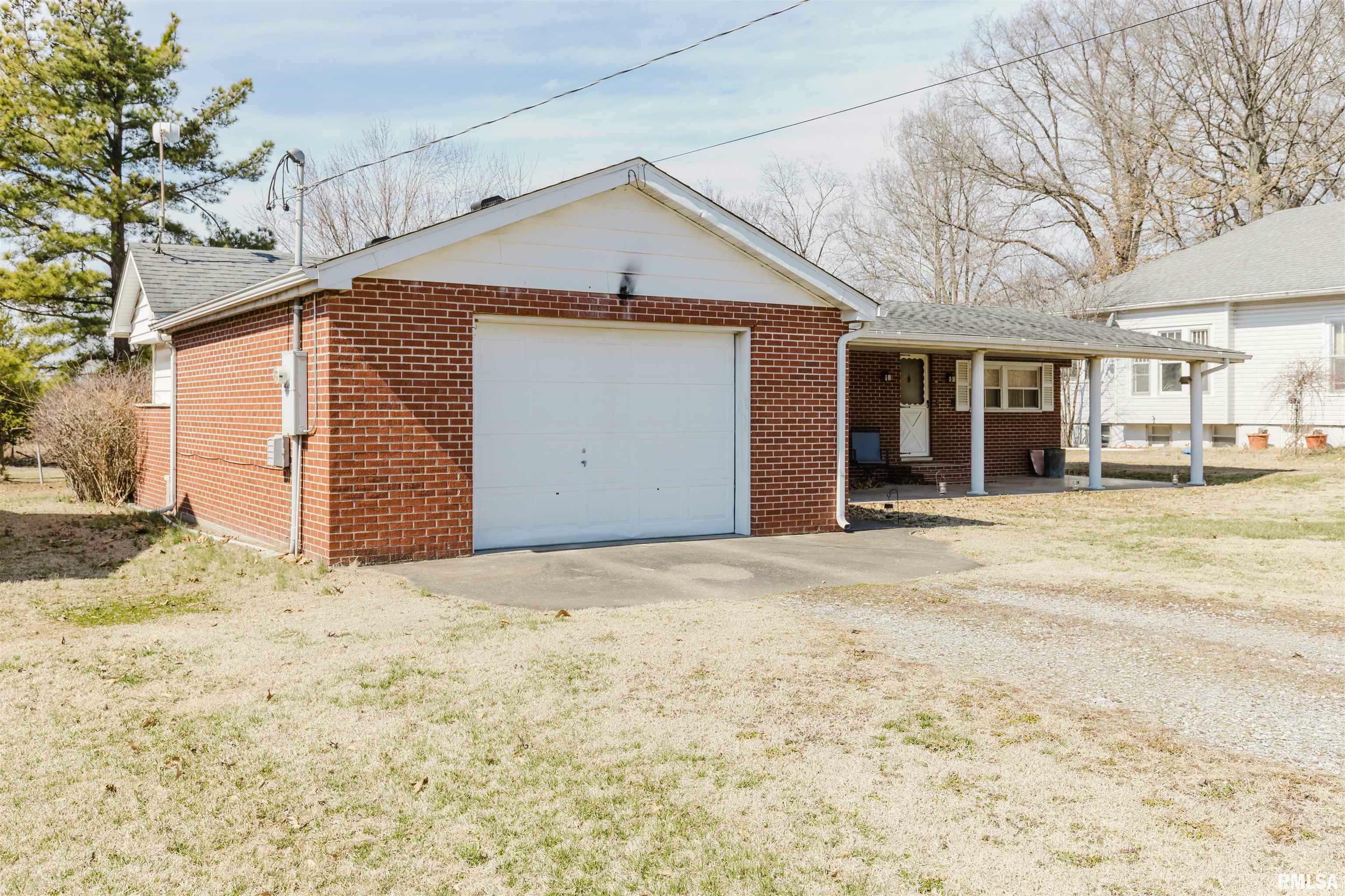 Property Photo:  1608 N State Street  IL 62959 