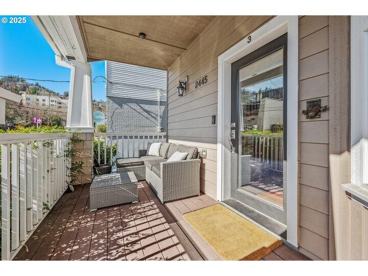 Property Photo: 2445 NW Lovejoy St 3 OR 97210