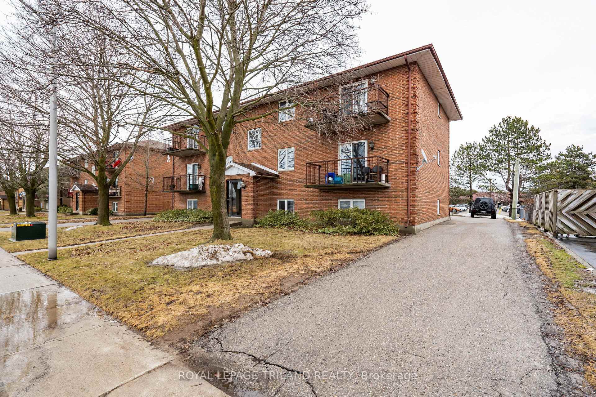 Photo de la propriété:  221 Highview Dr  ON N5R 5H6 
