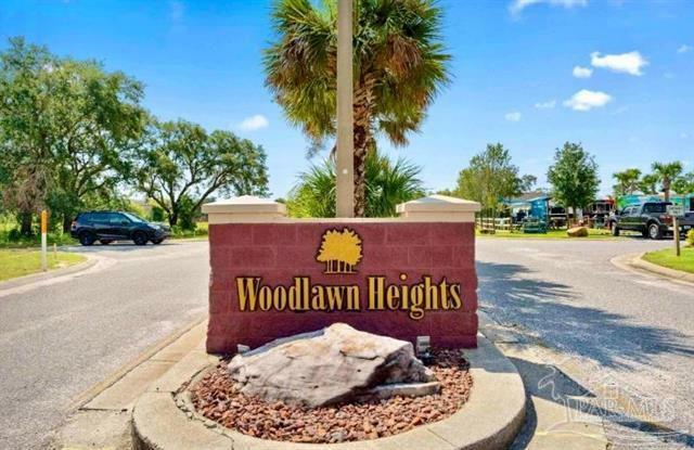 Property Photo:  1607 Woodlawn Way  FL 32563 