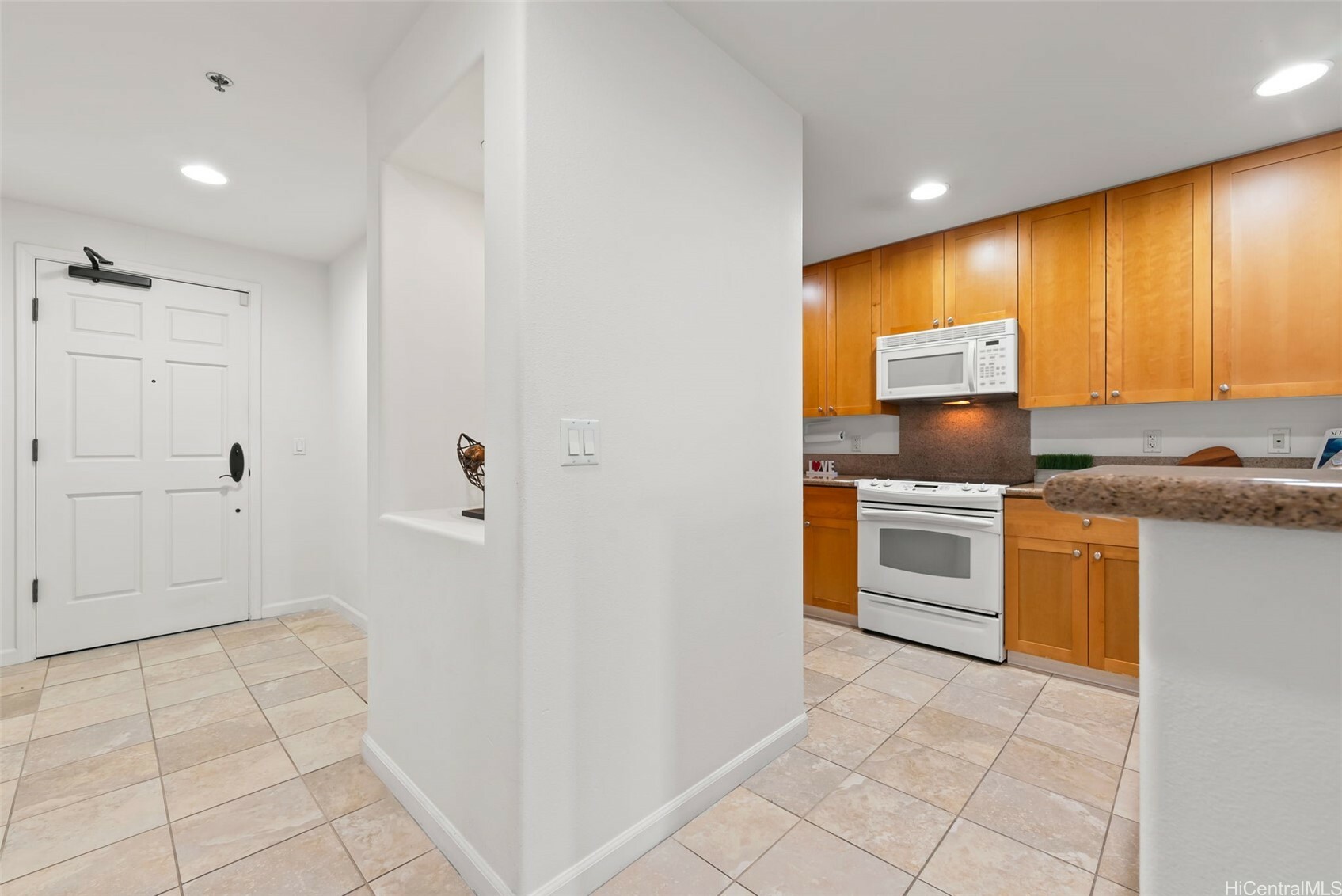 Property Photo:  520 Lunalilo Home Road 8203  HI 96825 