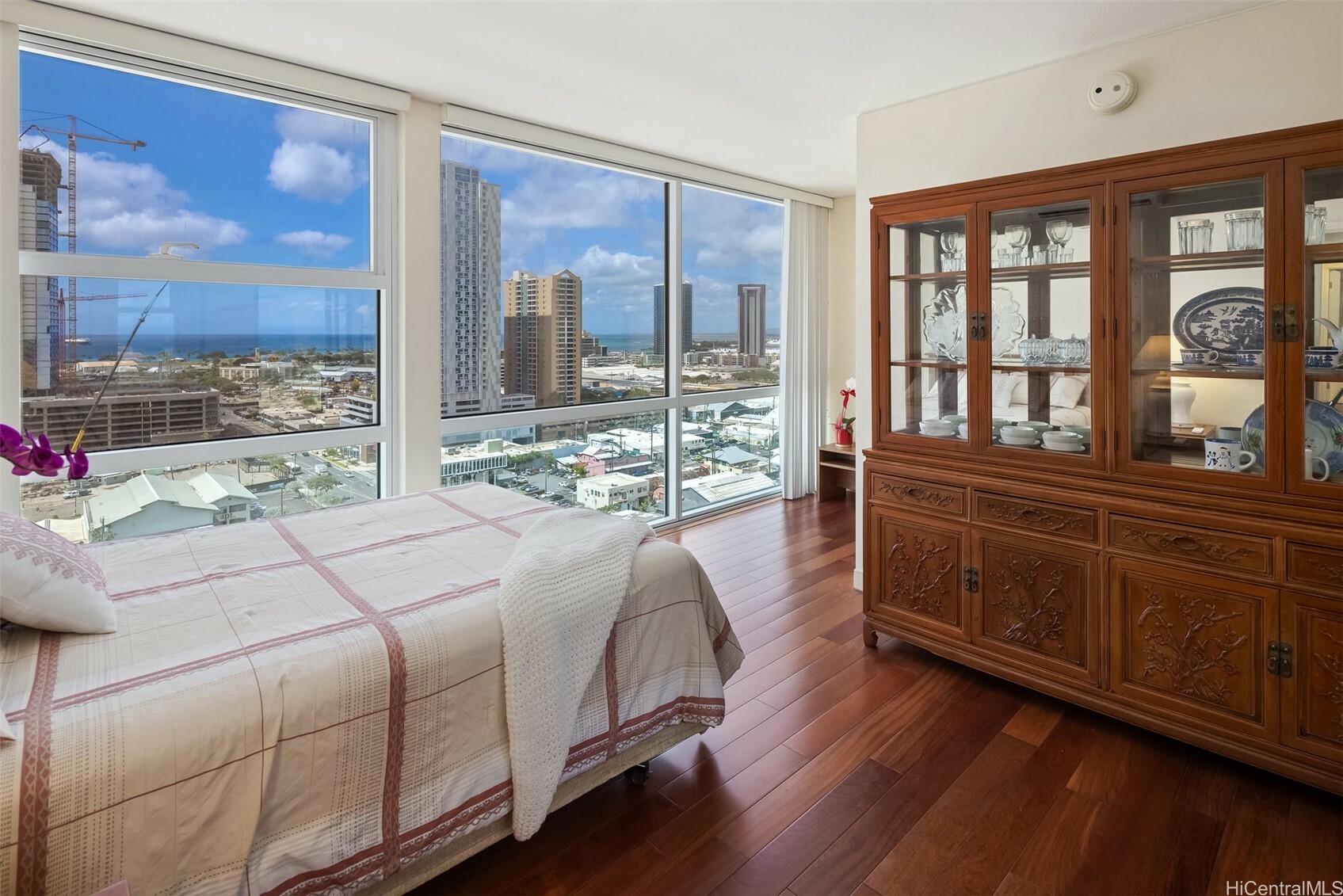 Property Photo: 909 Kapiolani Boulevard 2002 HI 96814