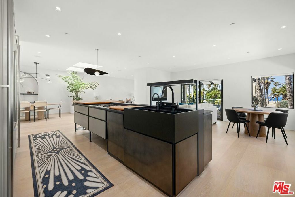 Property Photo: 10 Ocean Park Boulevard 1 CA 90405