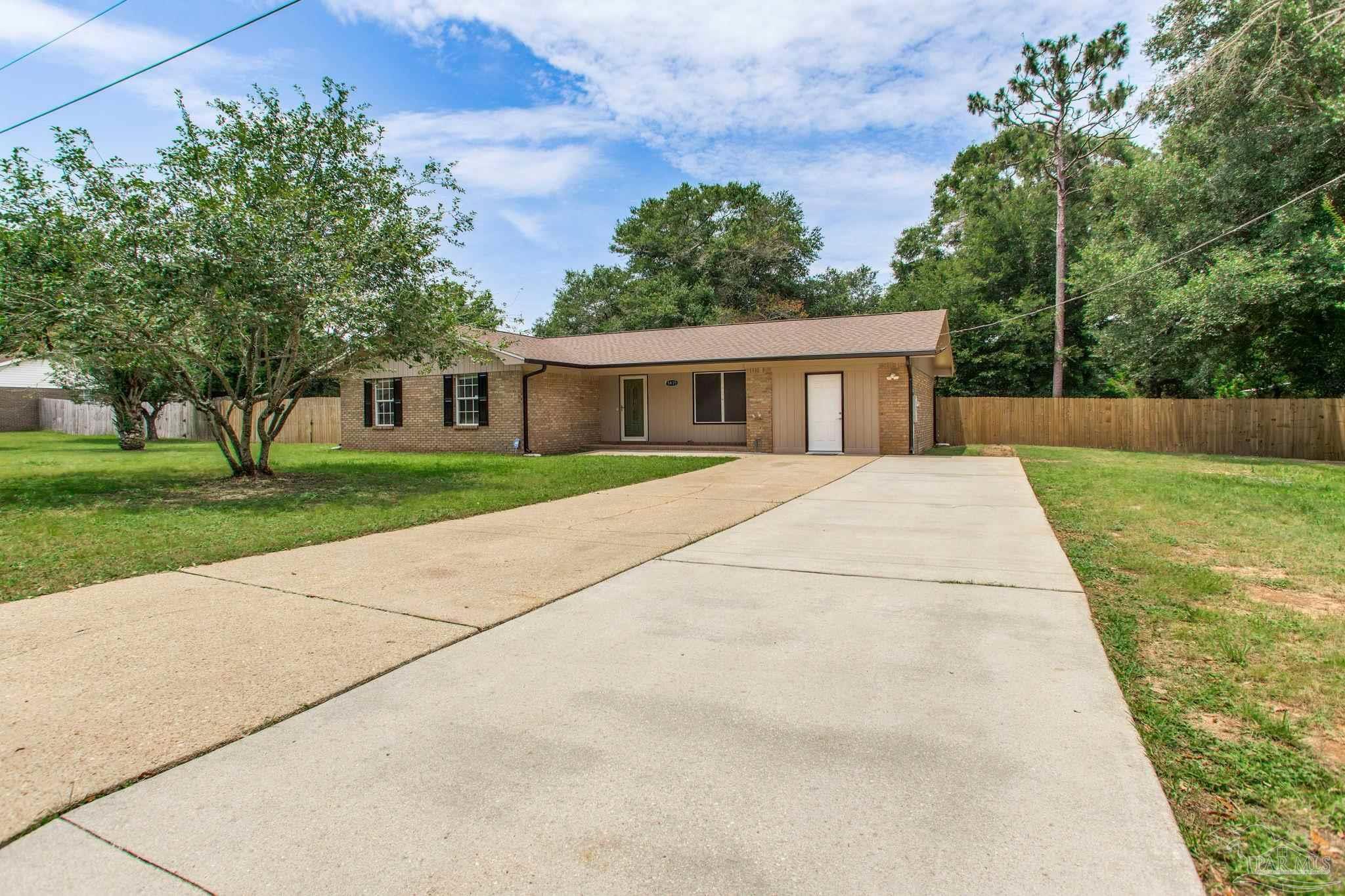 Property Photo:  5435 Lucy Ln  FL 32570 