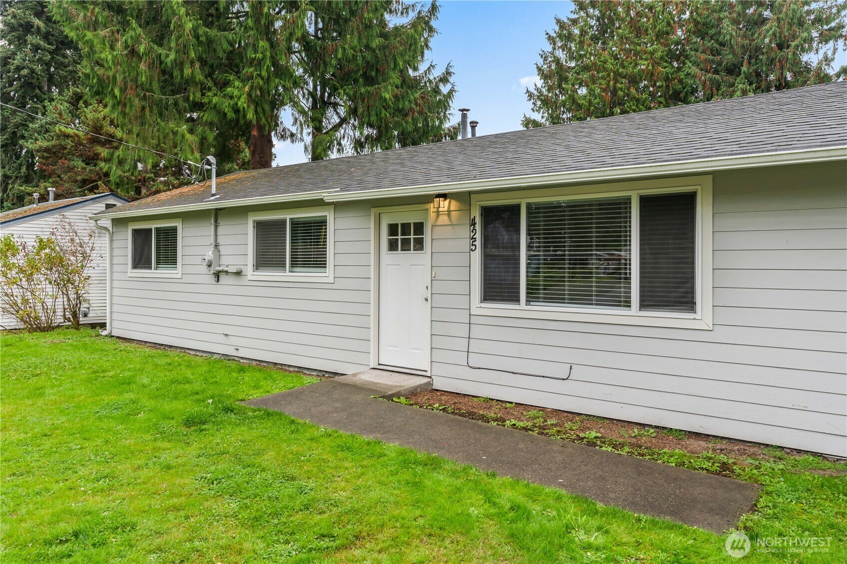 Property Photo: 425 SW 304th Street WA 98023