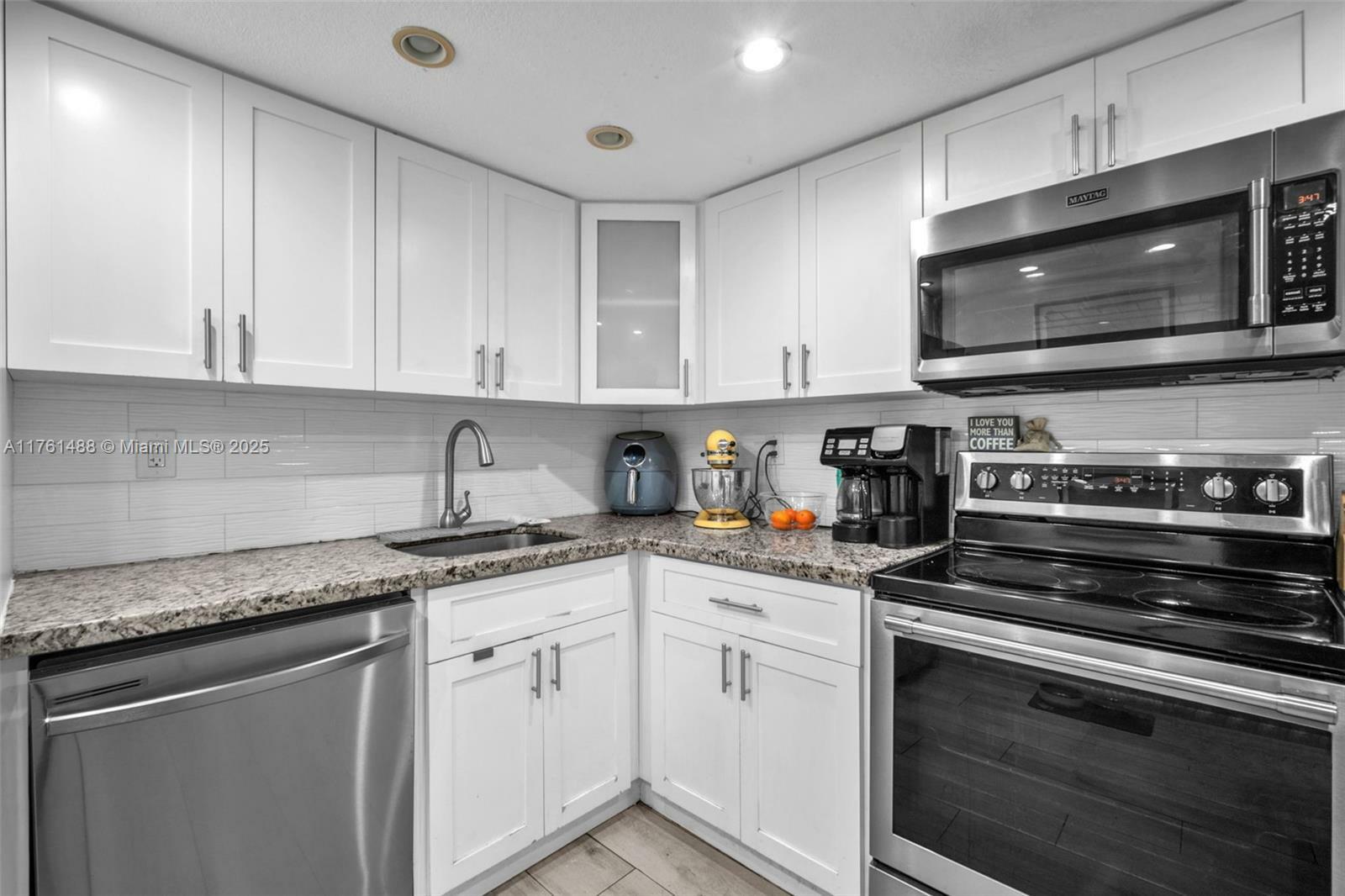 Property Photo:  2600 Collins Ave 206  FL 33140 