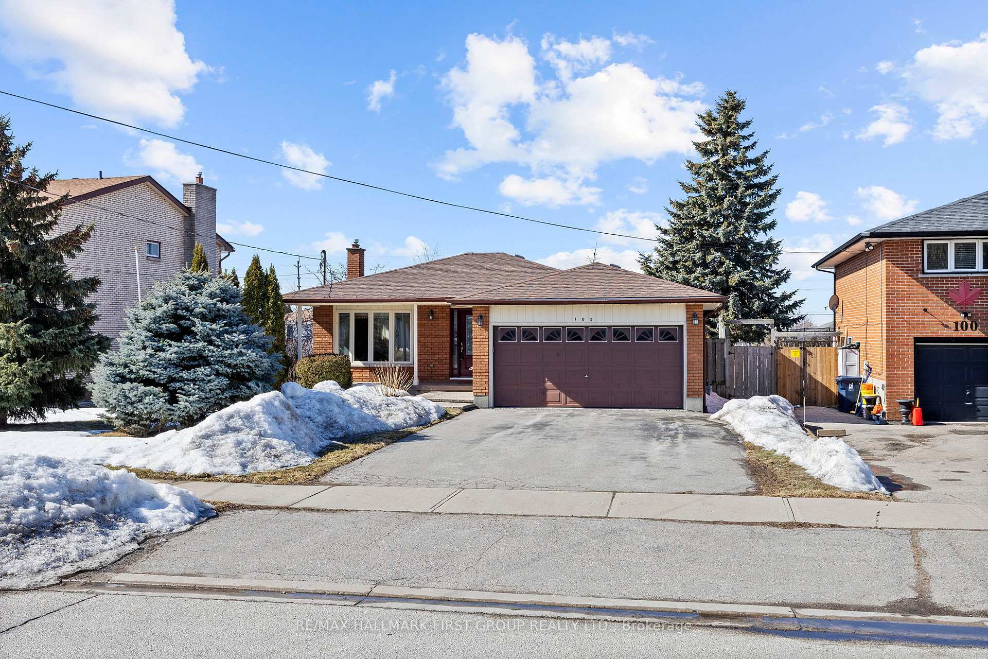 Property Photo: 102 Applewood Crescent ON L1N 2E7