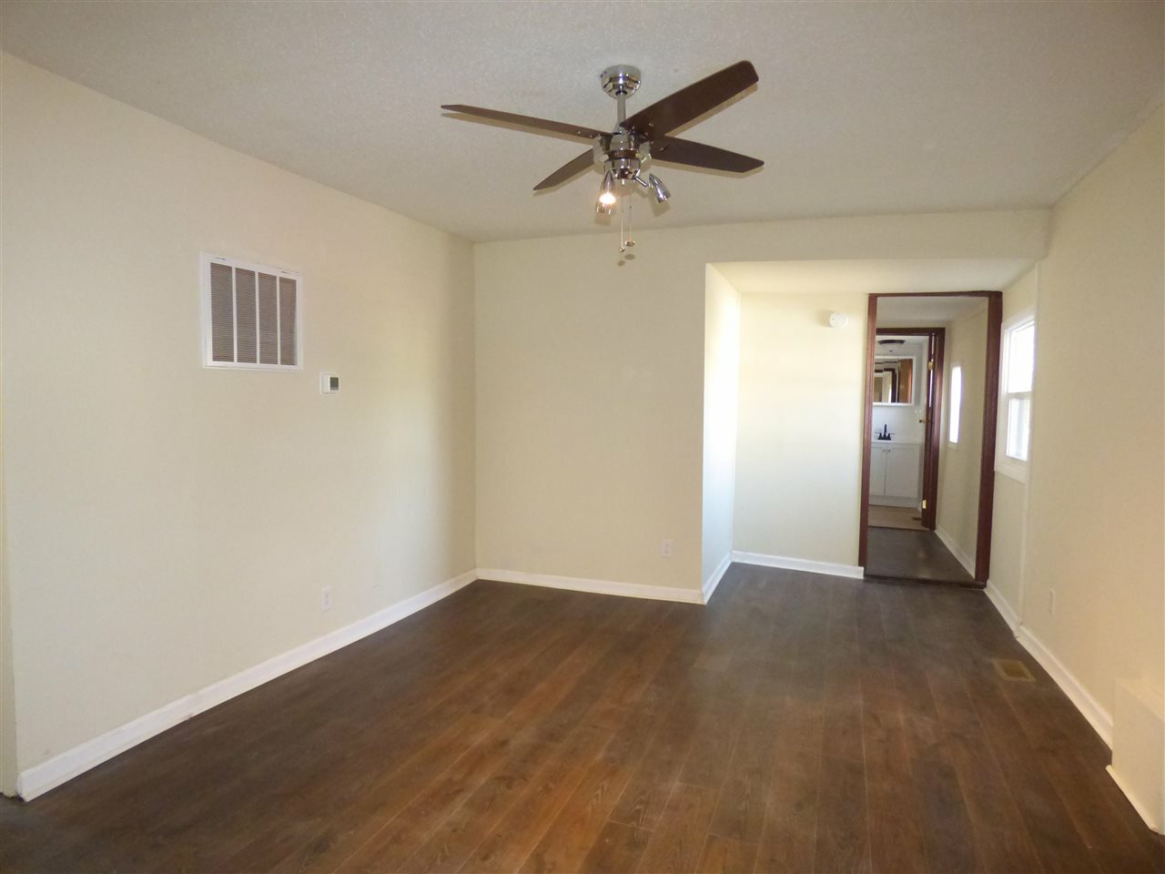 Property Photo: 1009 Highland Ave IA 52240