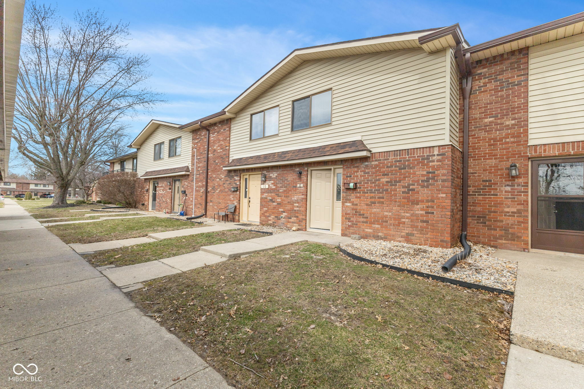 Property Photo:  8 Greenwood Trail S Drive  IN 46142 