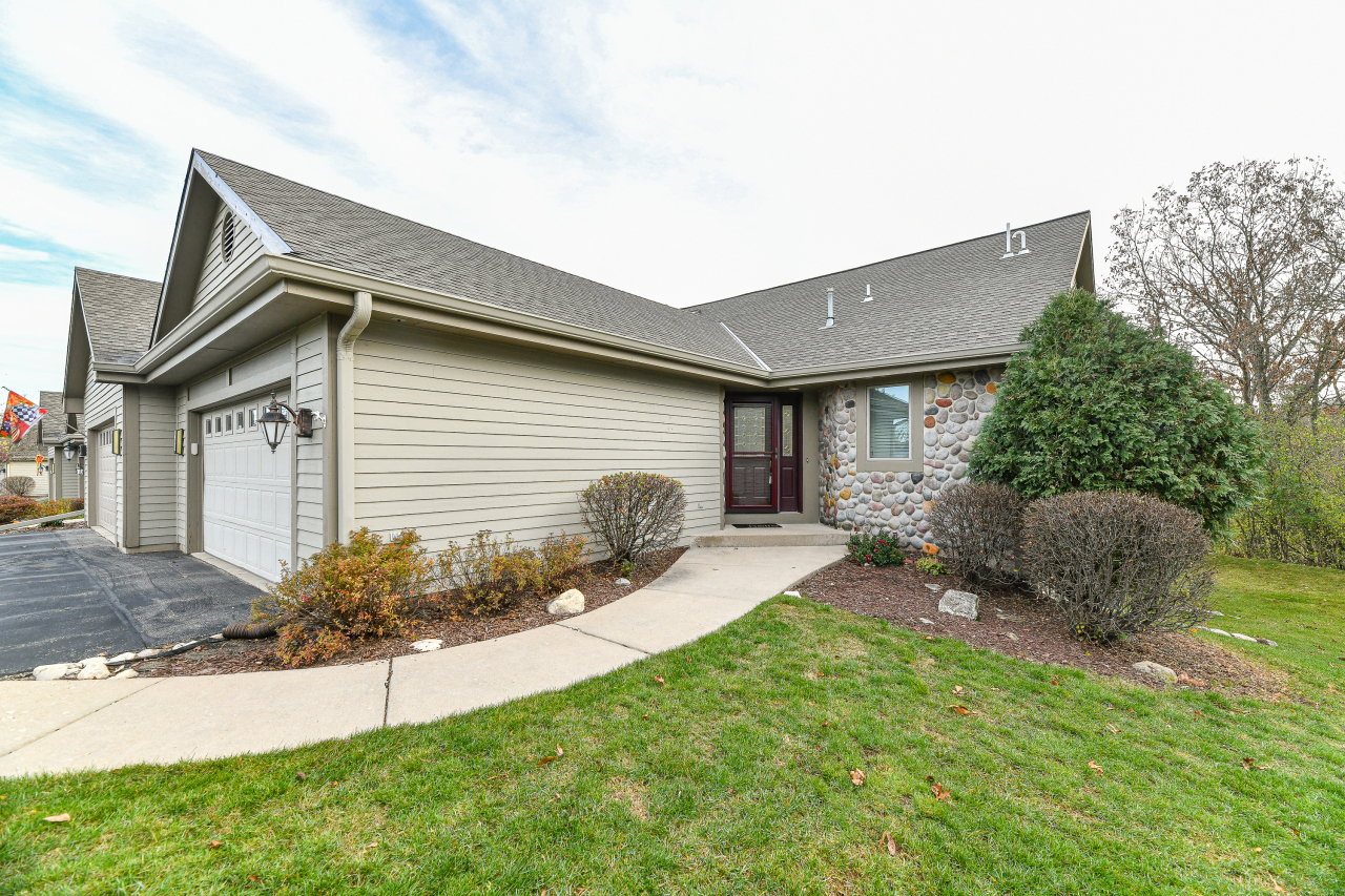 482 Oak Ridge Dr 1  Hartland WI 53029 photo