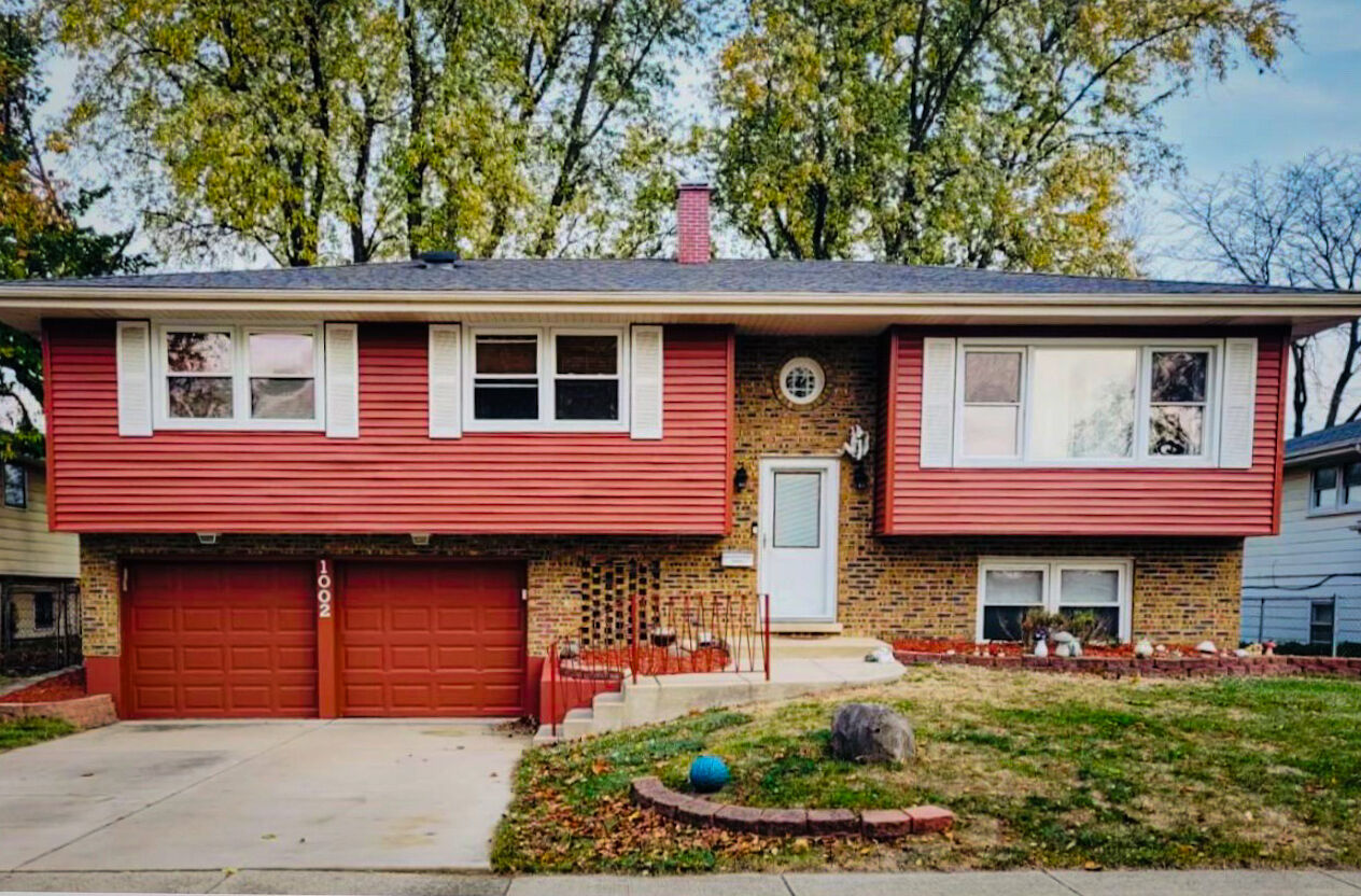 Property Photo: 1002 E Alder Lane IL 60056