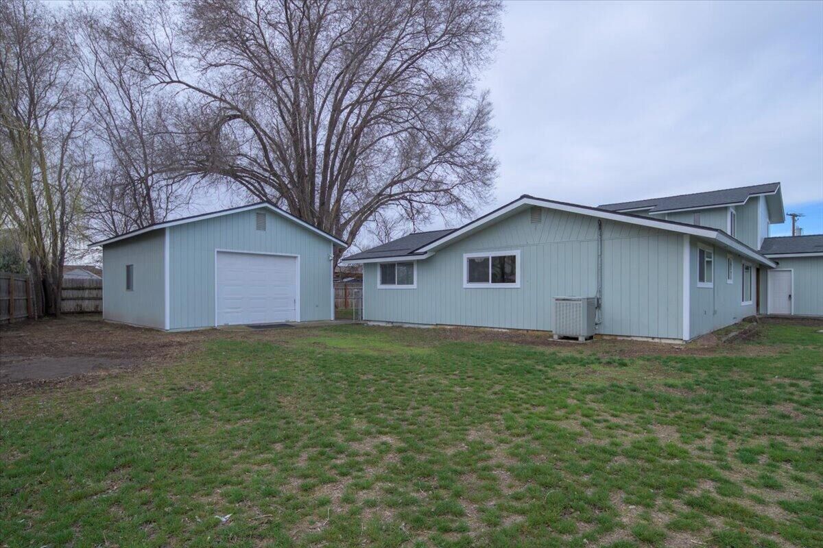 Property Photo: 1043 NW Golf Course Drive OR 97741