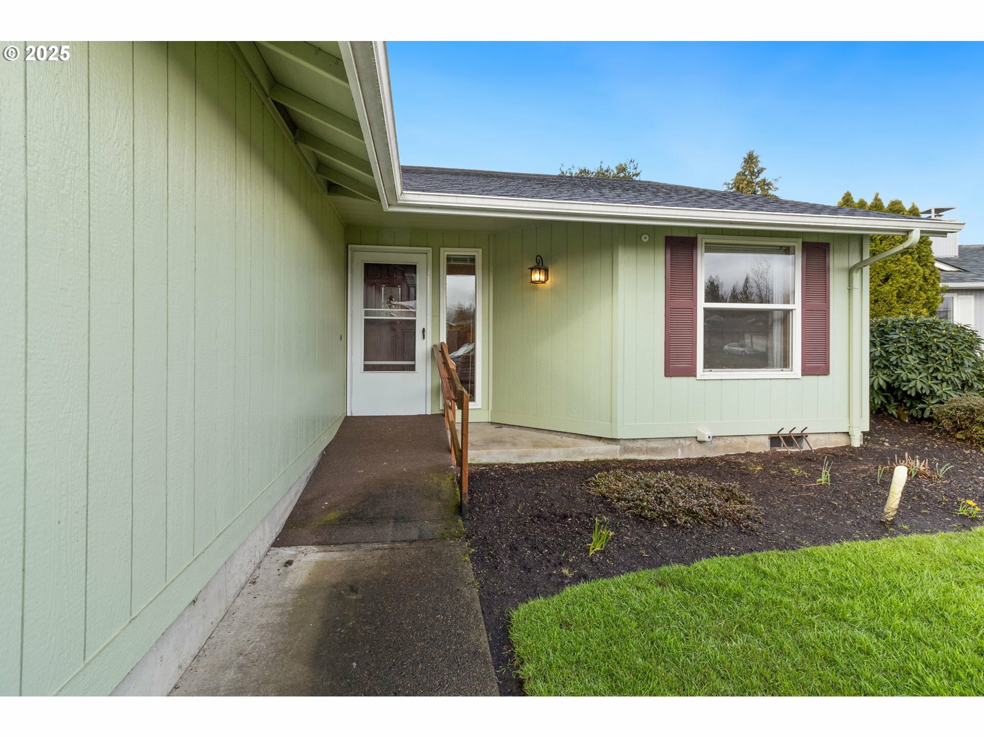 Property Photo: 2744 Dayna Ln OR 97408