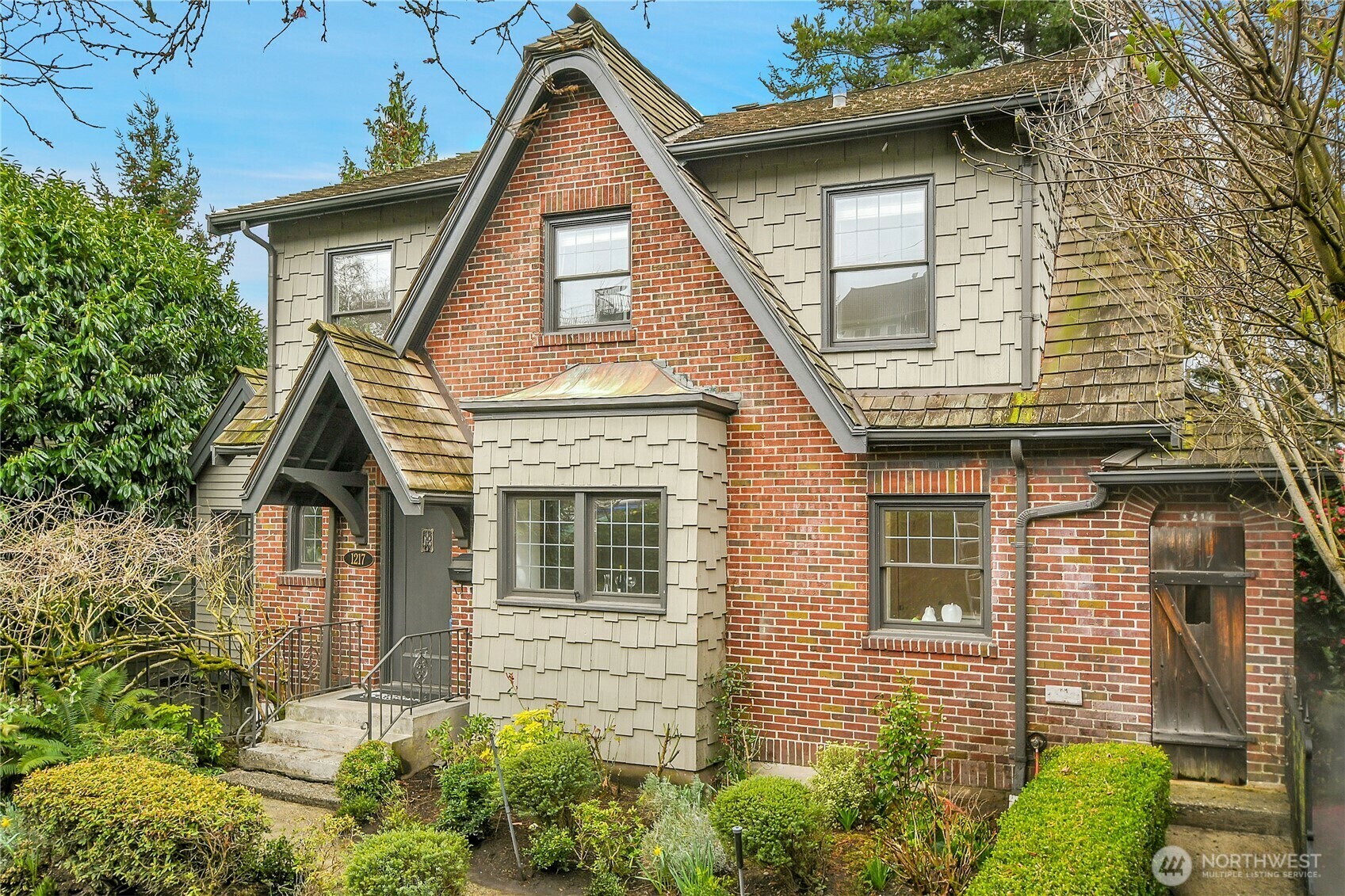 Property Photo: 1217 10th Avenue W WA 98119