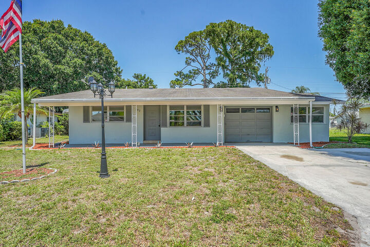 Property Photo:  302 W Arbor Avenue  FL 34952