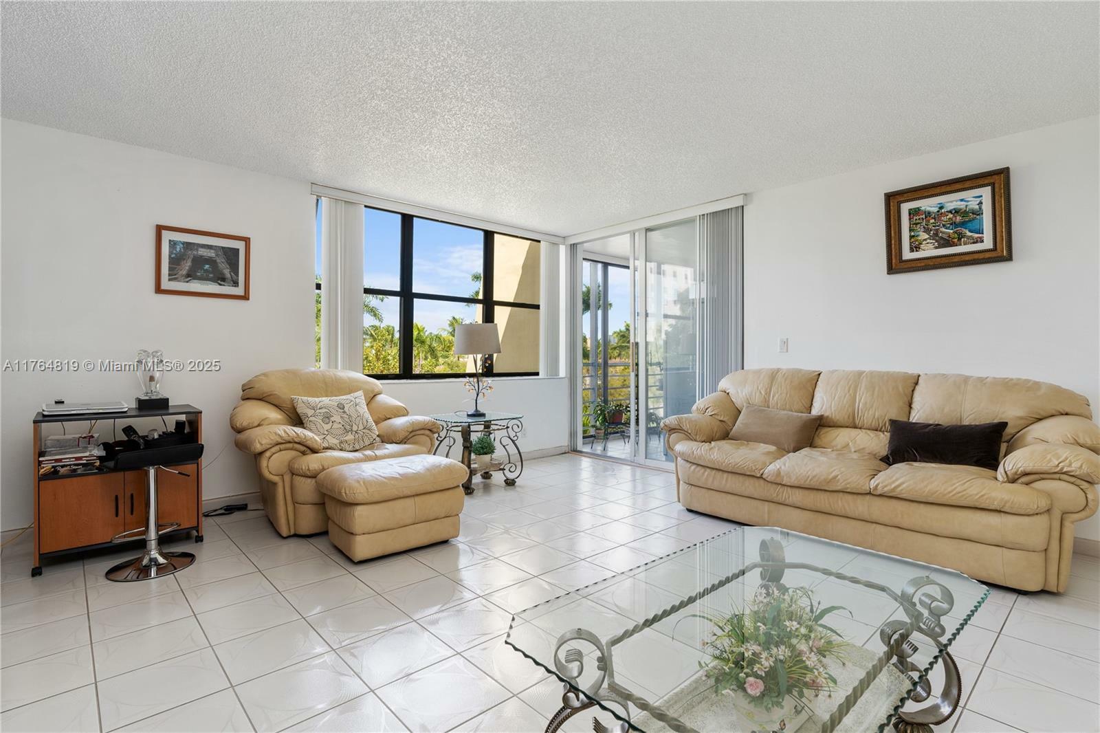 Property Photo: 20401 NE 30th Ave 416-8 FL 33180