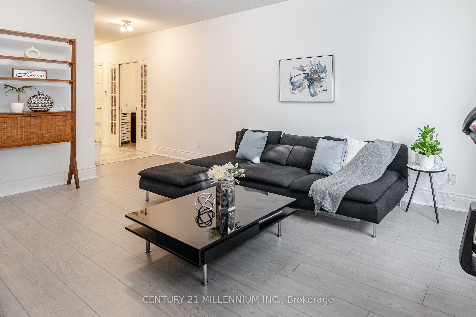 Property Photo:  5233 Dundas Street W 118  ON M9B 6M1 