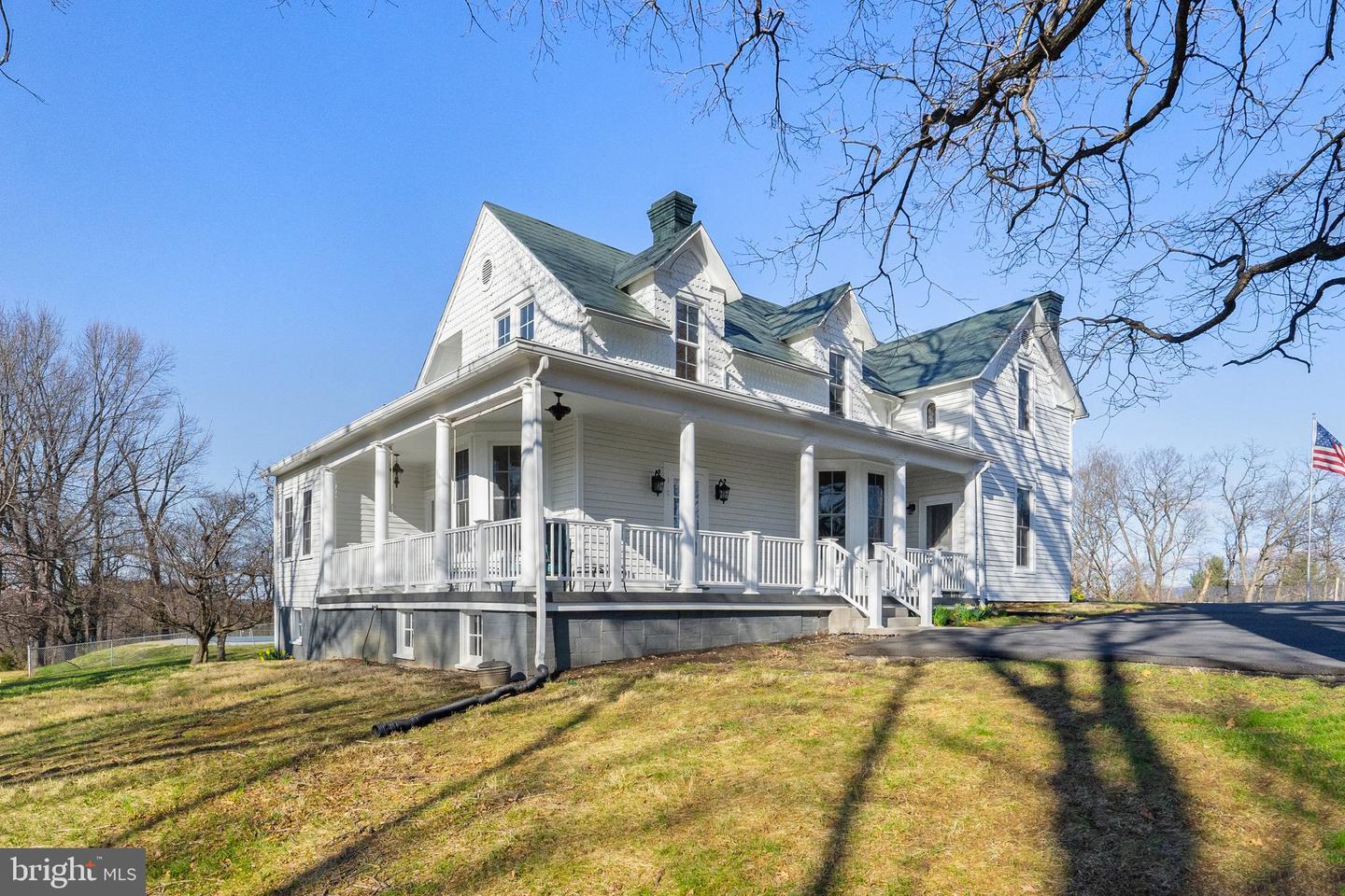 Property Photo: 1521 N Royal Avenue VA 22630