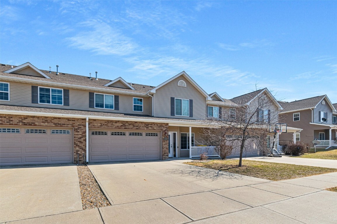 Property Photo: 1536 Burr Drive IA 52317