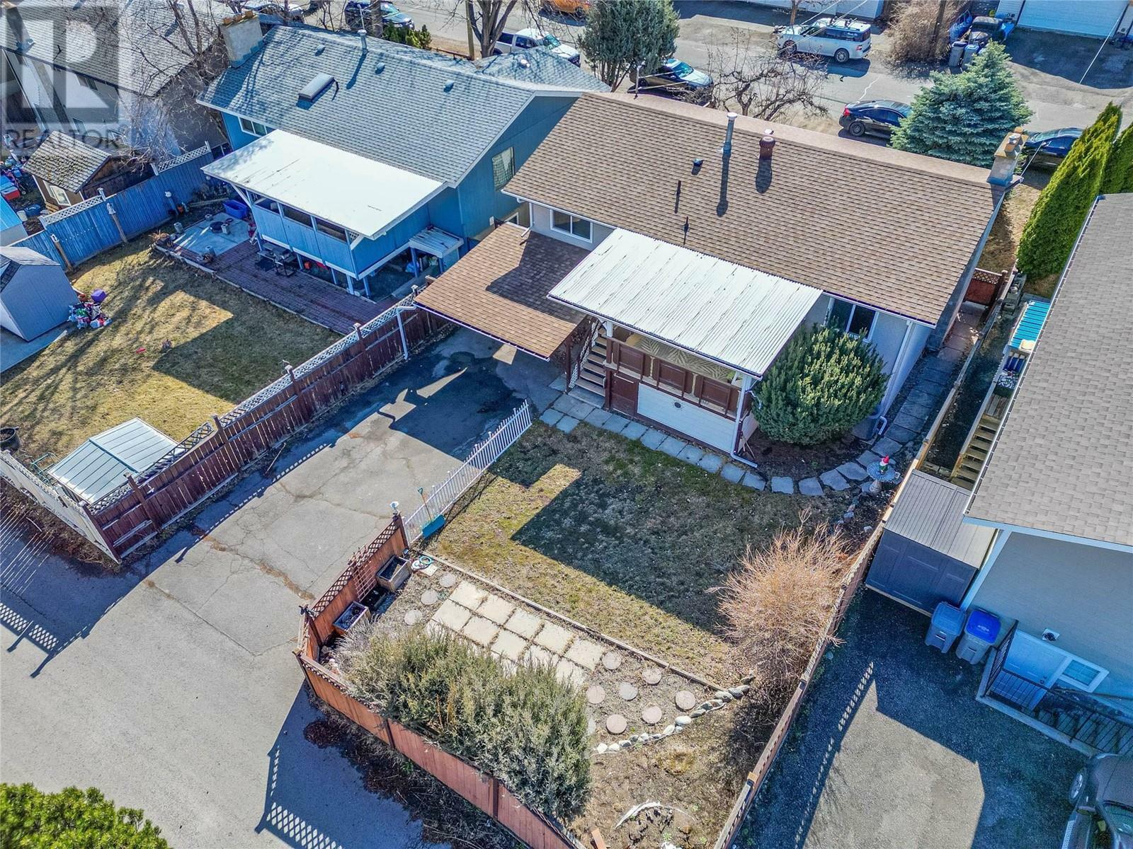 Photo de la propriété:  634 Patricia Avenue  BC V2B 7M3 