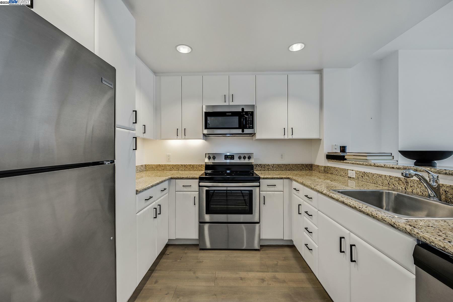 Property Photo: 260 King Street 909 CA 94107