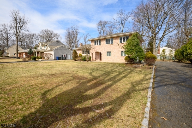 372 Willow Way  Clark Twp. NJ 07066 photo