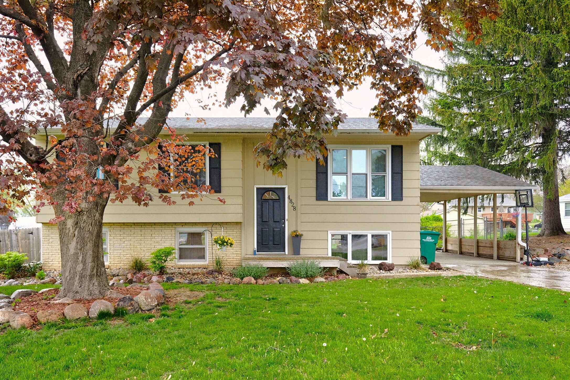 Property Photo: 4828 Walnut Drive IA 50327