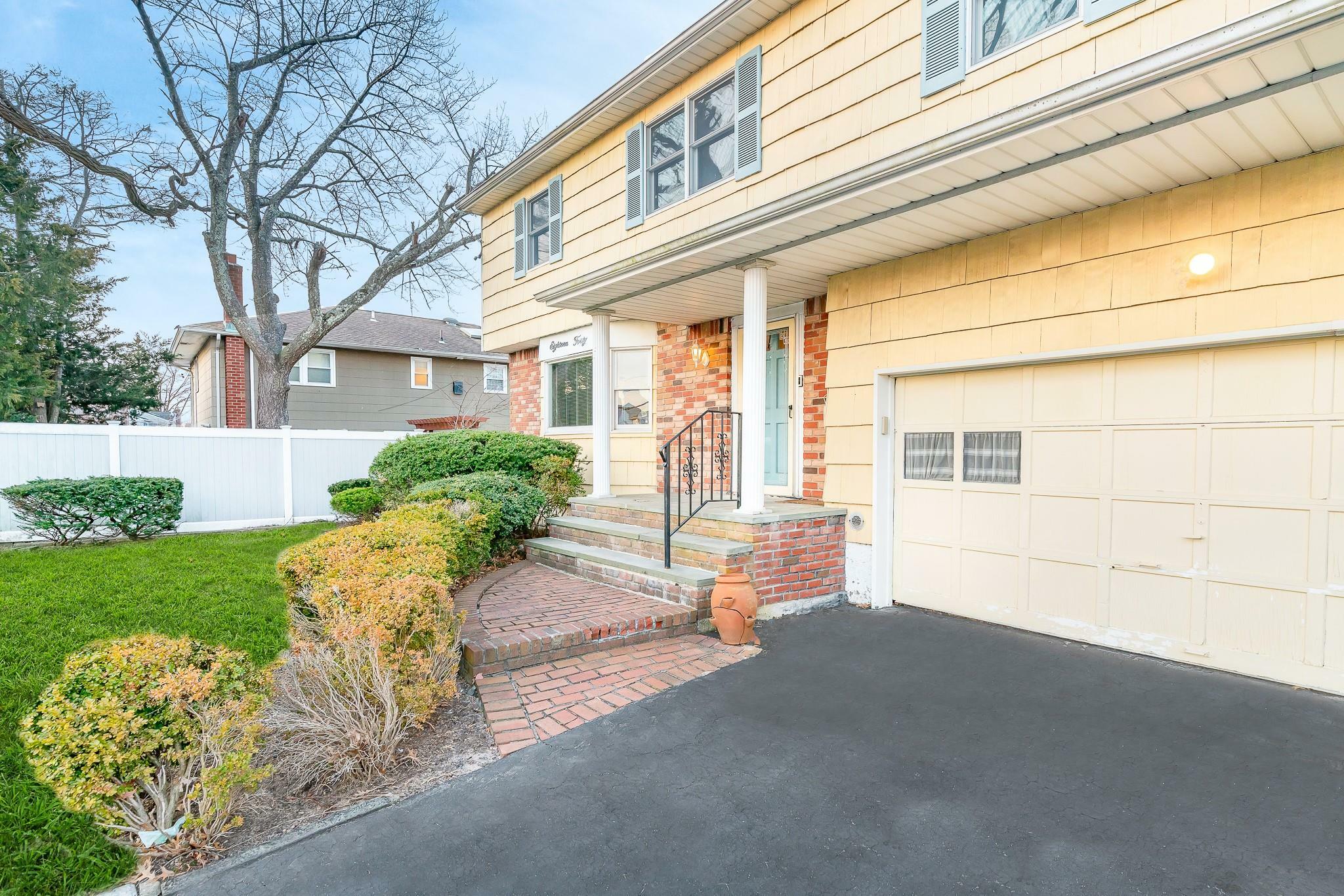 Property Photo:  1840 Doria Lane S  NY 11710 