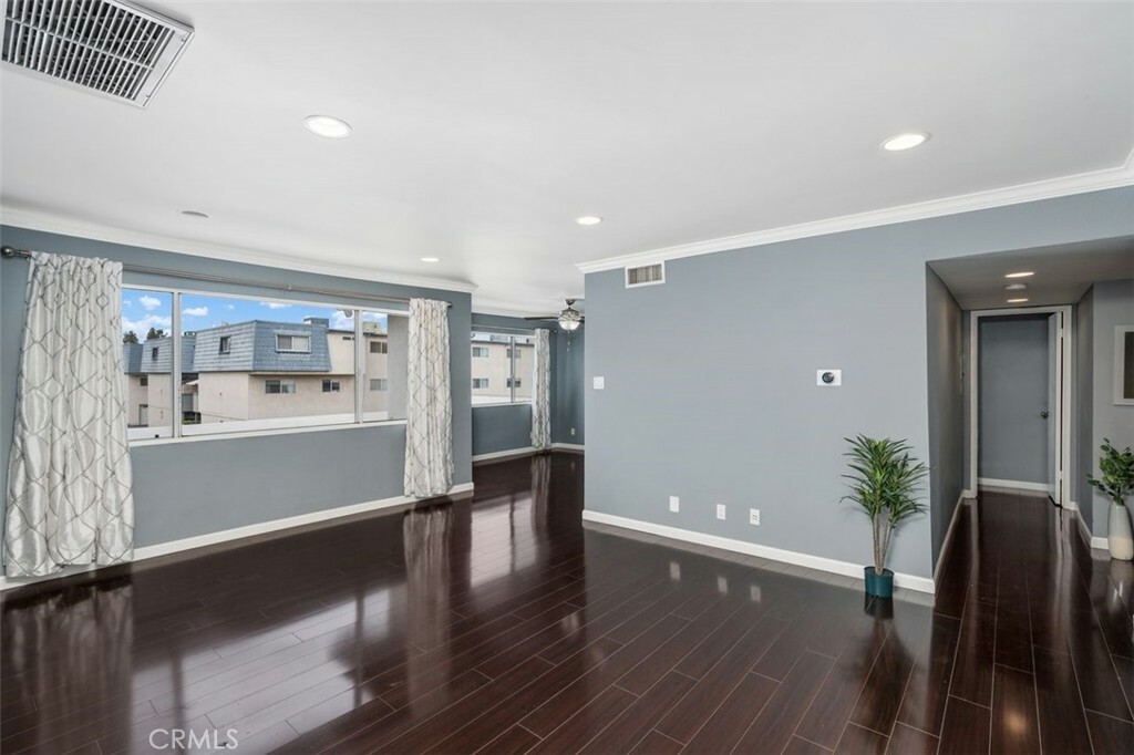 Property Photo: 18611 Collins Street E26 CA 91356