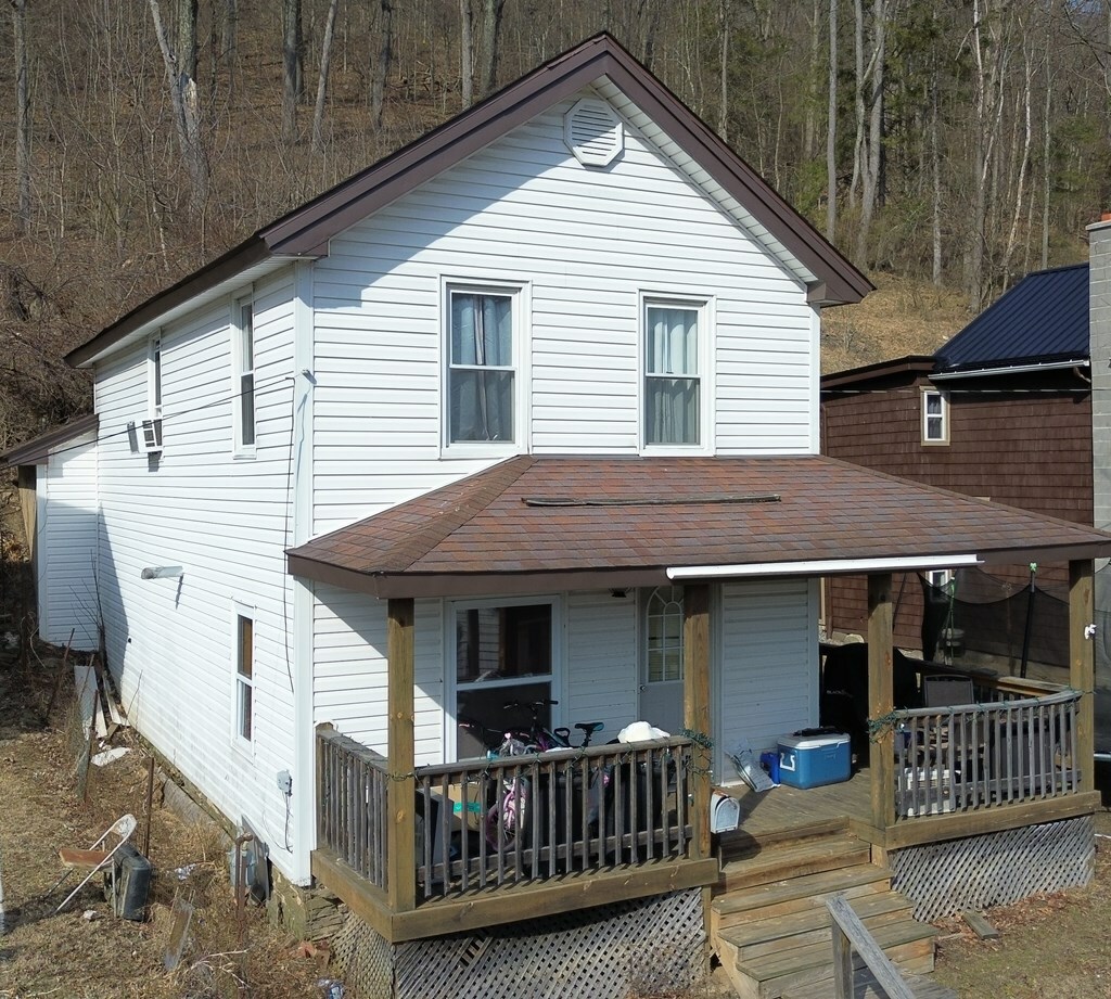 Property Photo: 17 E 6th St Ext PA 15834