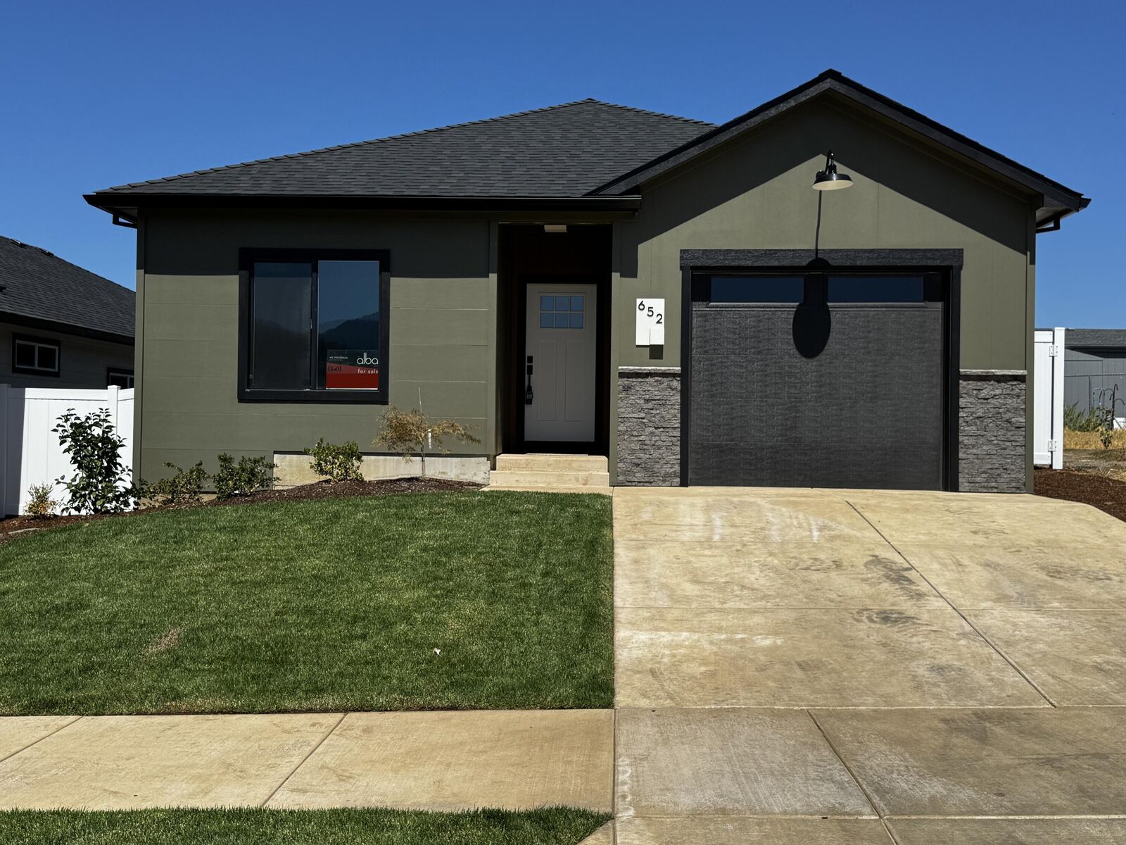 Property Photo: 652 Terrazzo Way OR 97501