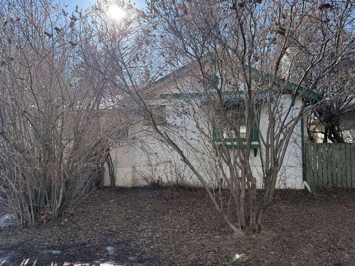 Property Photo: 133 10 Avenue NE AB T2E 0W8