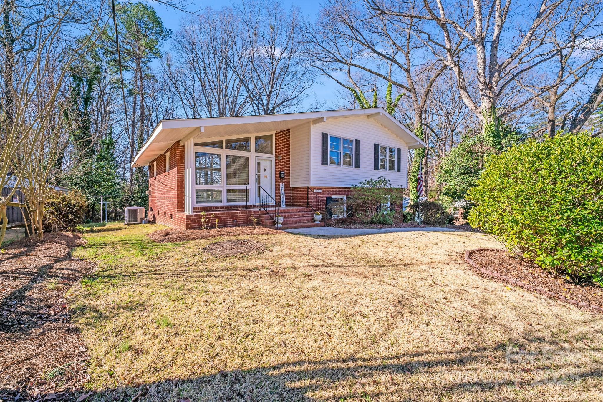 Property Photo: 2300 Highlawn Drive NC 28212