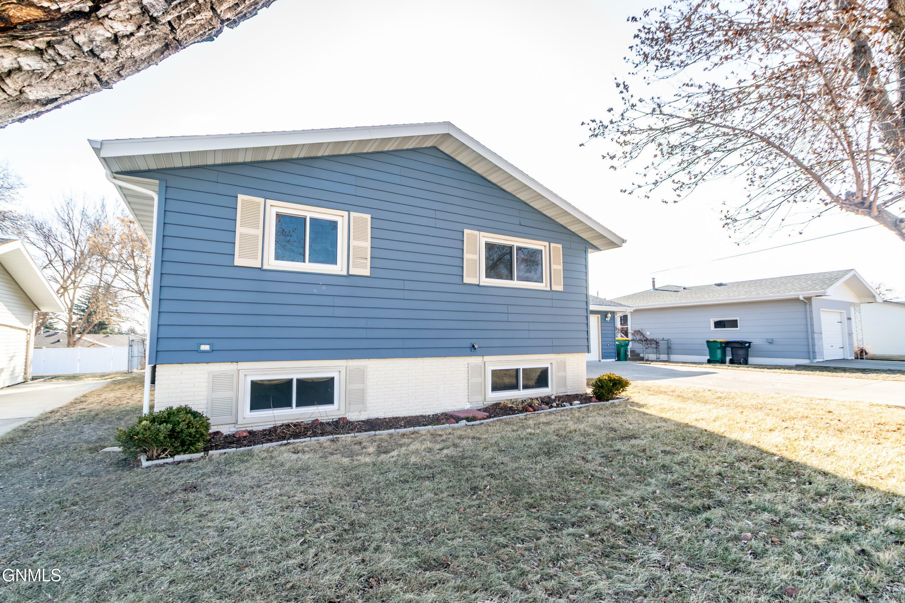 Property Photo: 1729 N 20th Street ND 58501