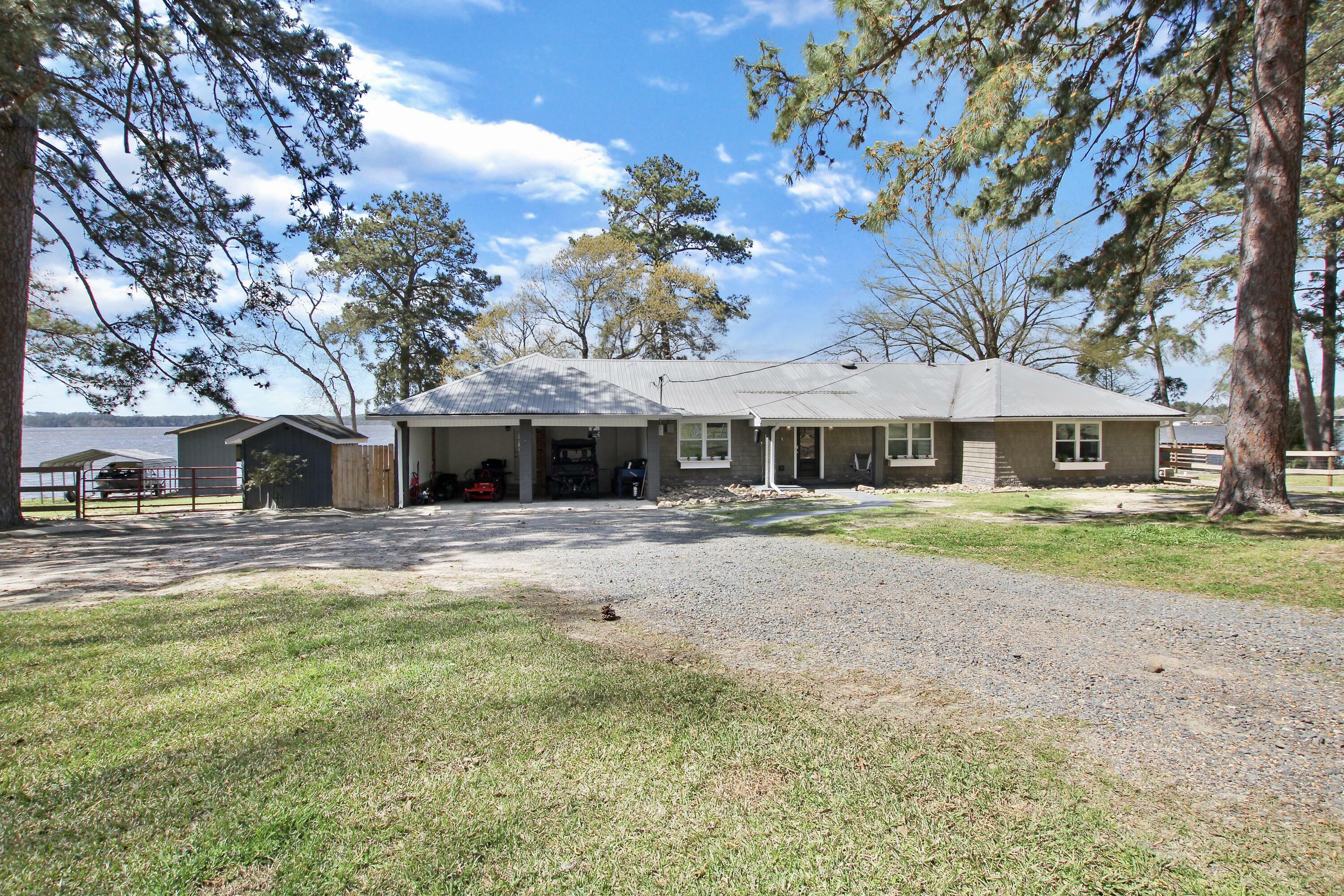 Property Photo: 102 Lakeshore Dr LA 71446