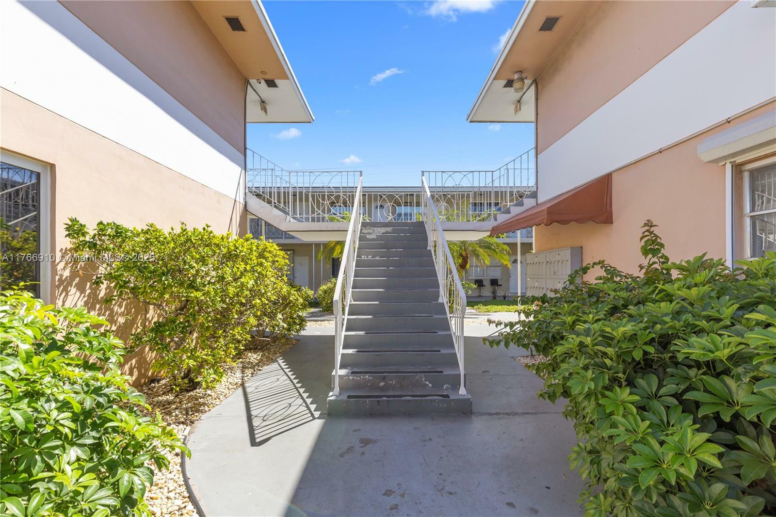 Property Photo: 2000 Buchanan St FL 33020