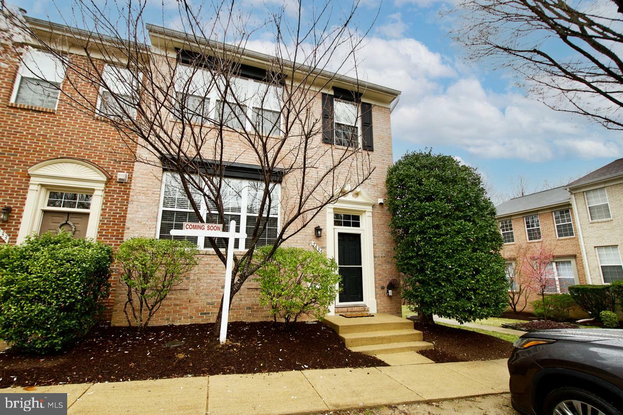 Property Photo: 7435 Gillingham Row VA 22315