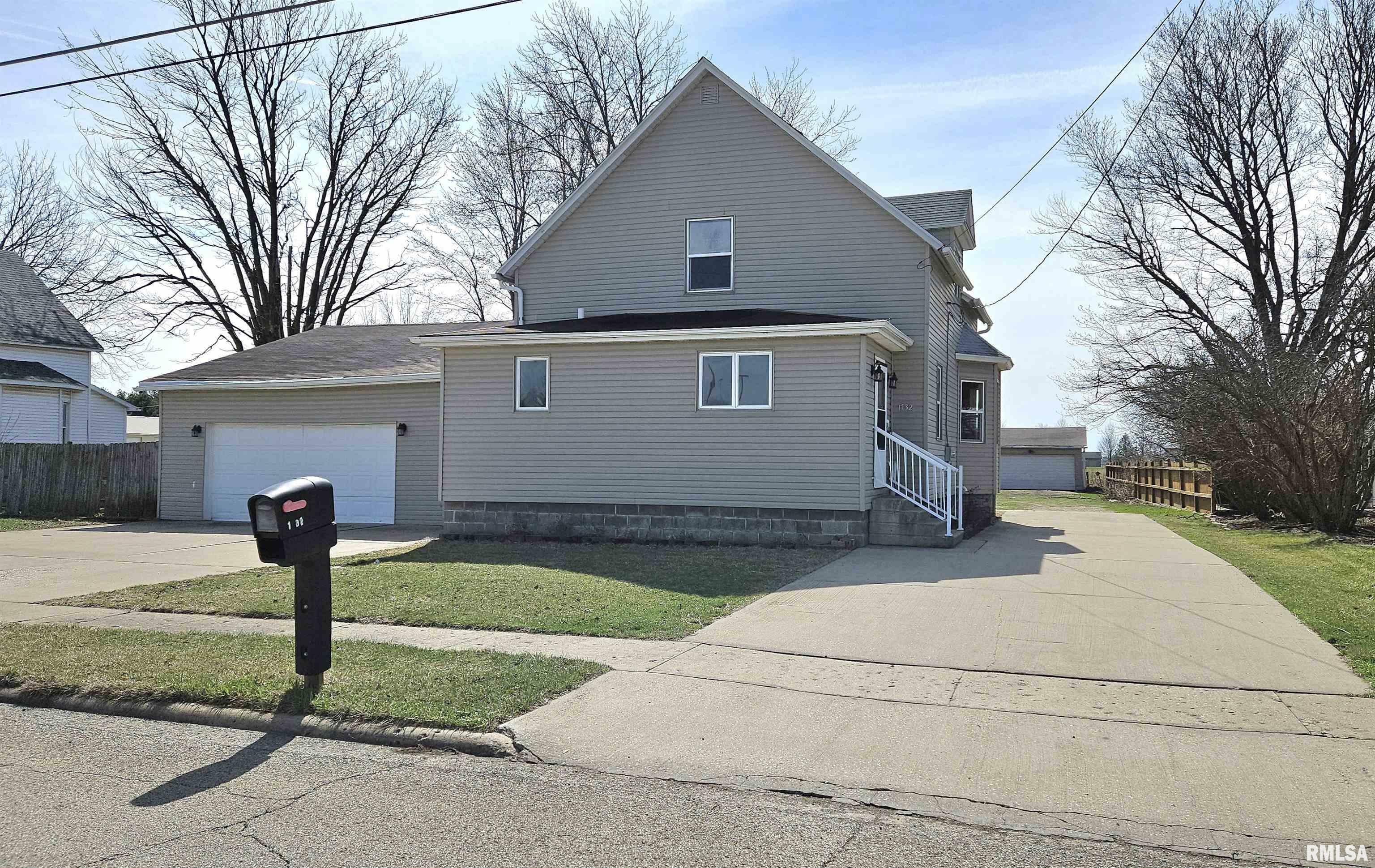 1732 E Chestnut Street  Canton IL 61520 photo