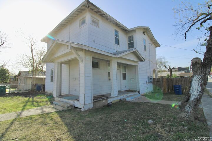 1438 W Ridgewood Ct  San Antonio TX 78201 photo
