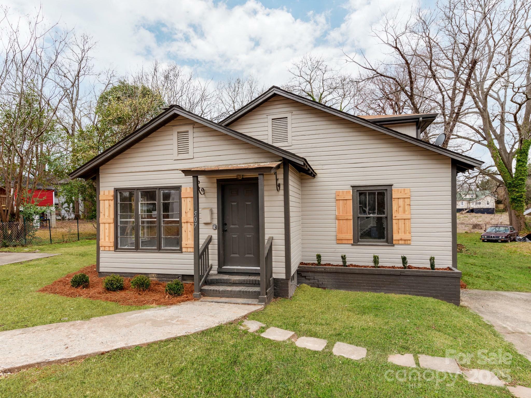 Property Photo: 507 N Oakland Street NC 28052