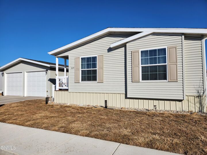 Property Photo:  1618 Hawk Trail SE  ND 58554 