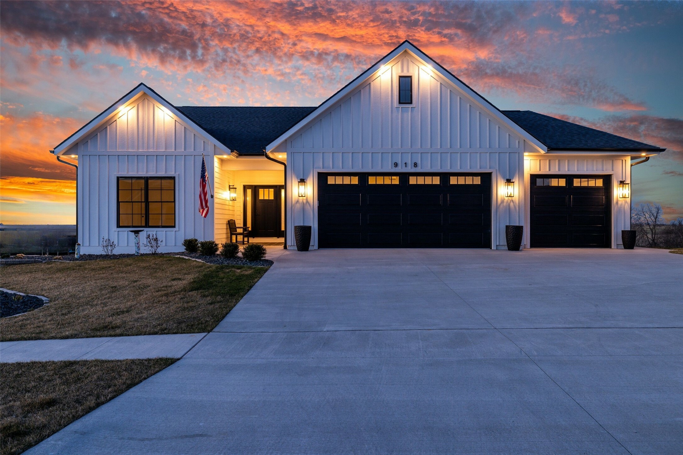 Property Photo: 918 Lakeview Drive IA 50219