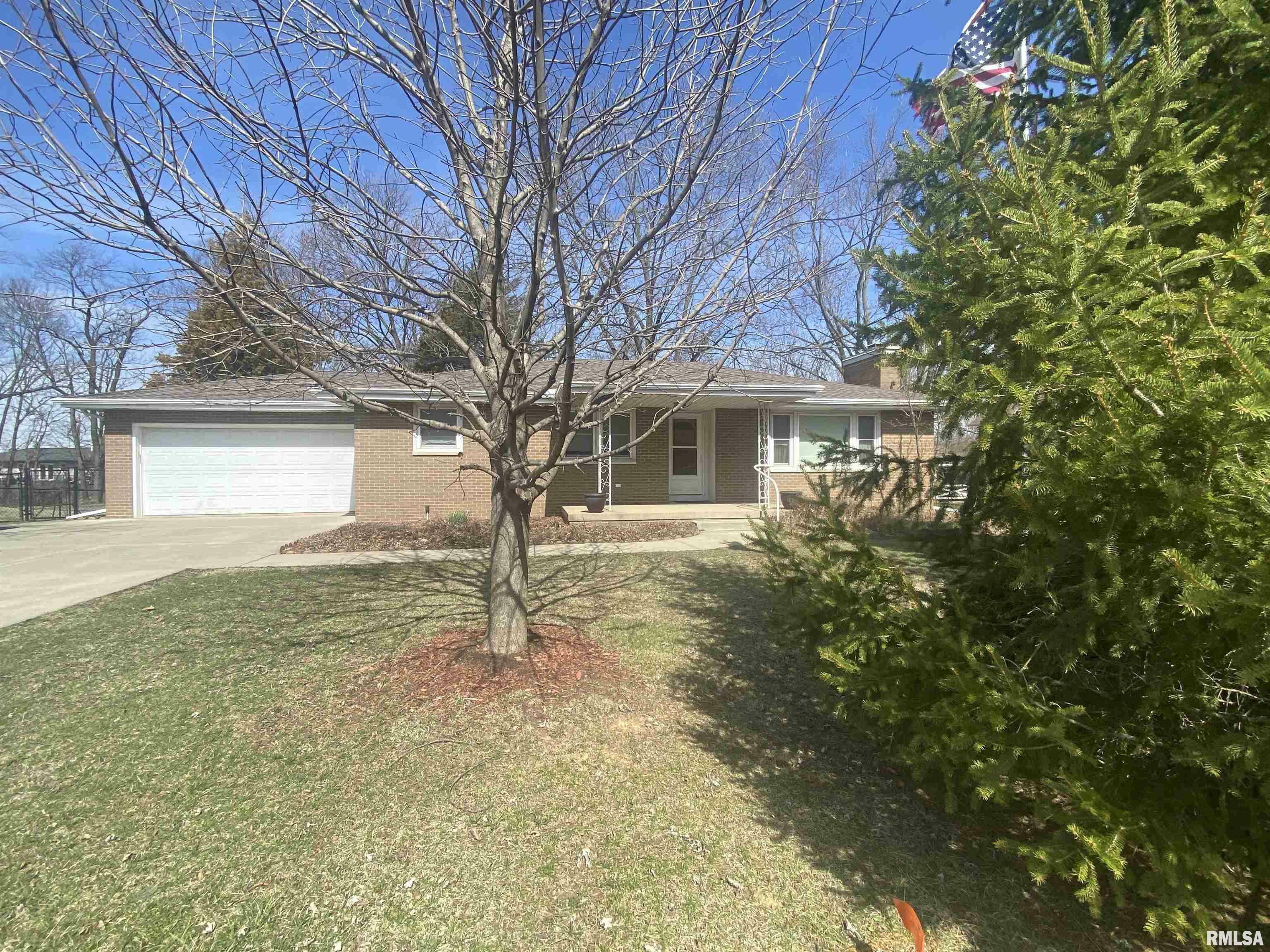 Property Photo:  309 W Lakeland Road  IL 61550 