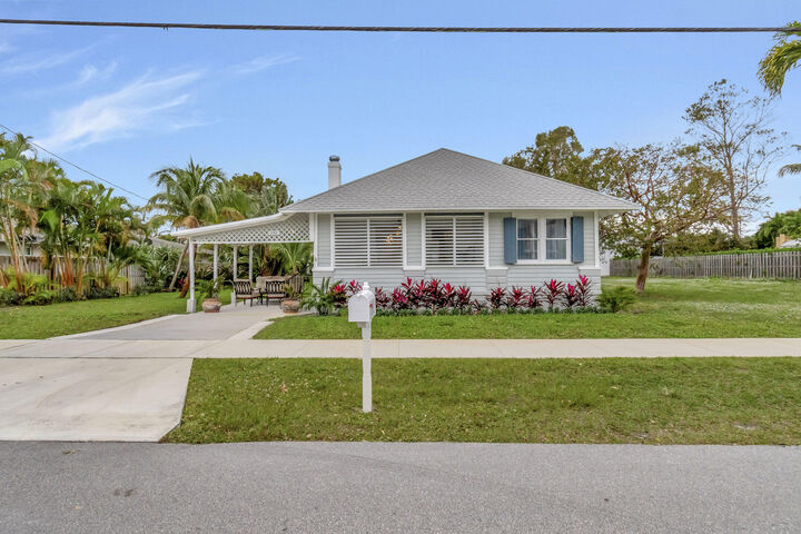 Property Photo: 320 SE 4th Avenue FL 33483